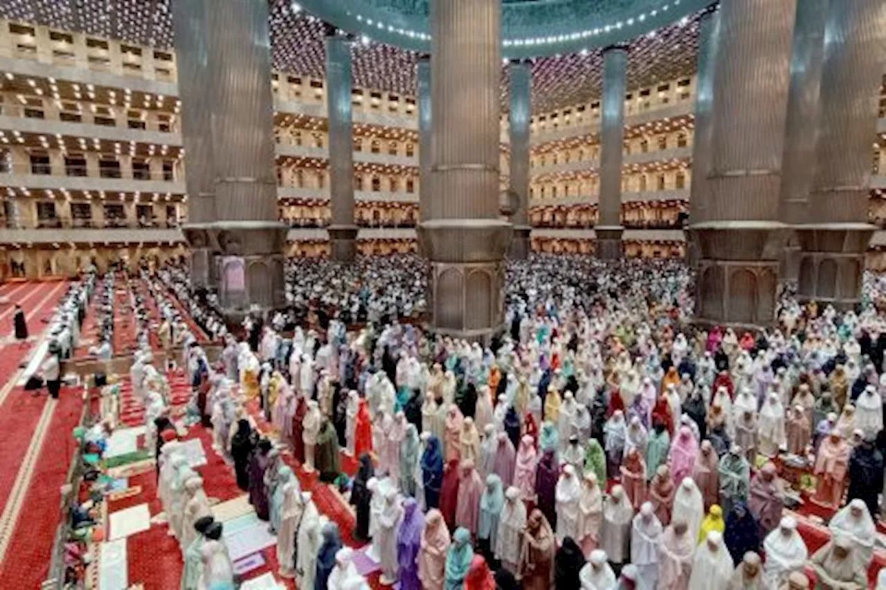 Salat Tarawih di Masjid Istiqlal