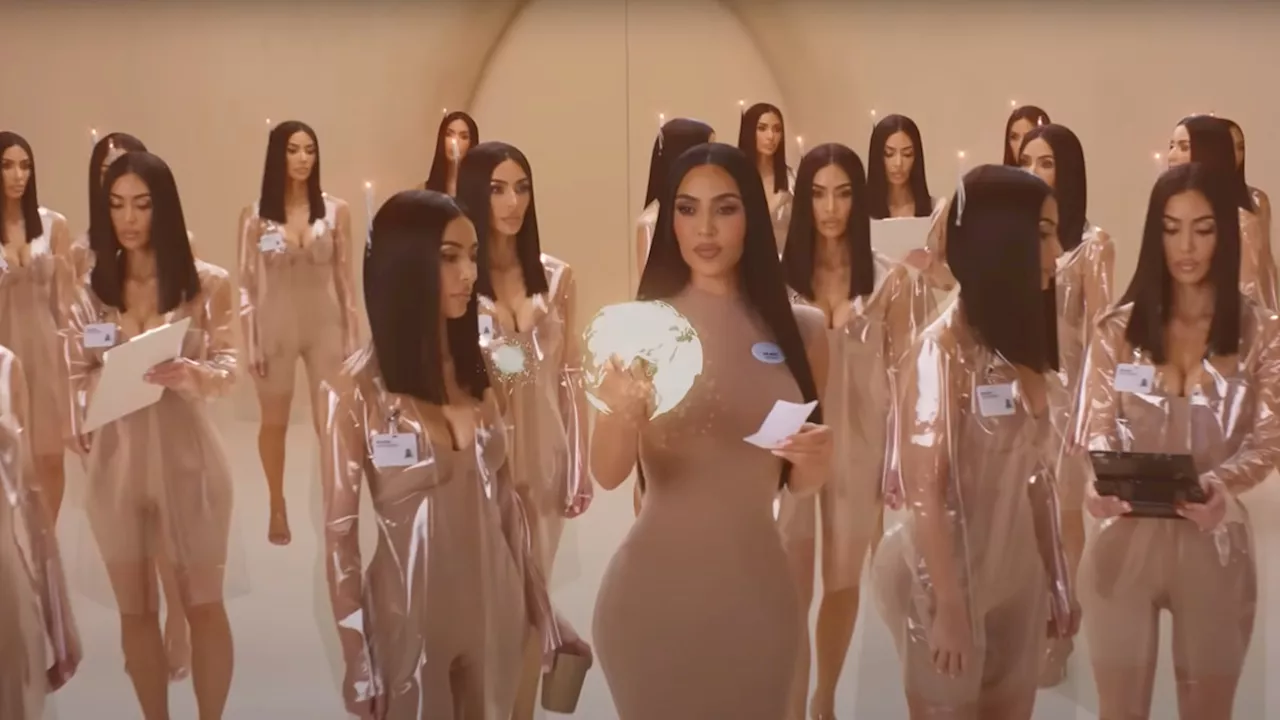 SKIMS hace su debut en TV con un futurista spot abarrotado de clones de Kim Kardashian