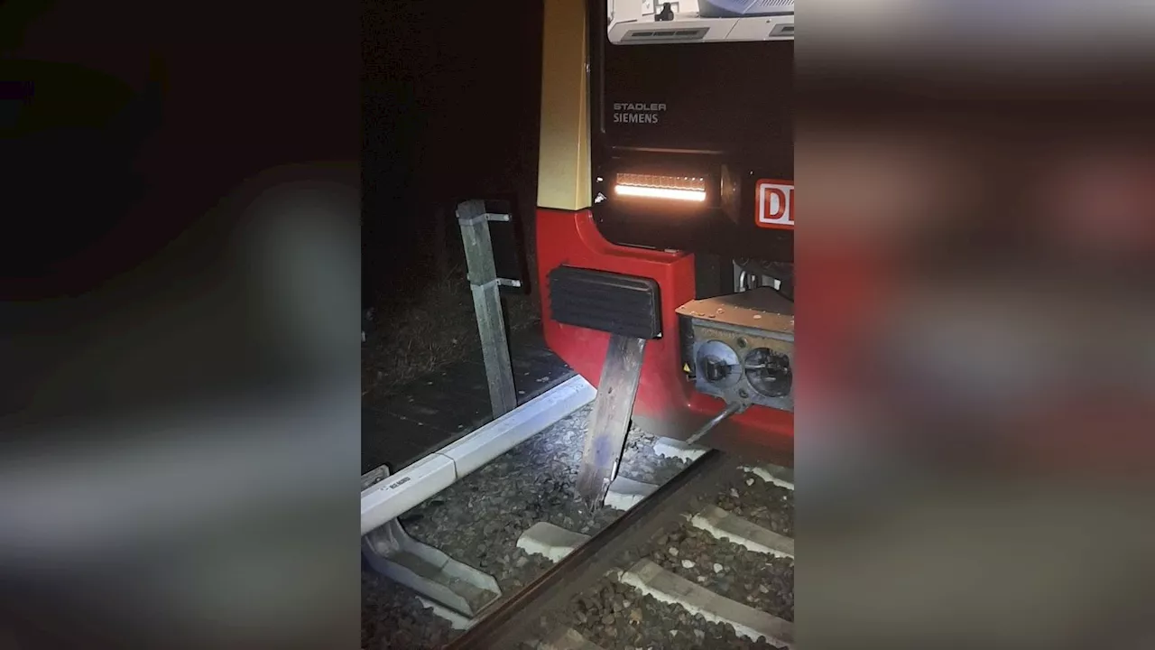 S-Bahn kollidiert mit Brettern – Kein „Dumme-Jungen-Streich“