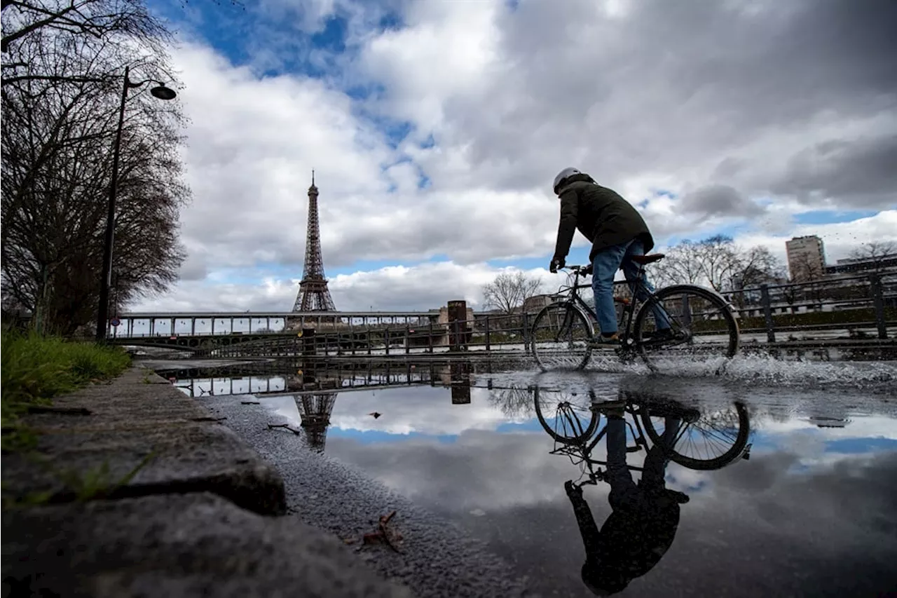 Paris Mayor Struggles to Remove Cars and Create Green Pathway around Eiffel Tower