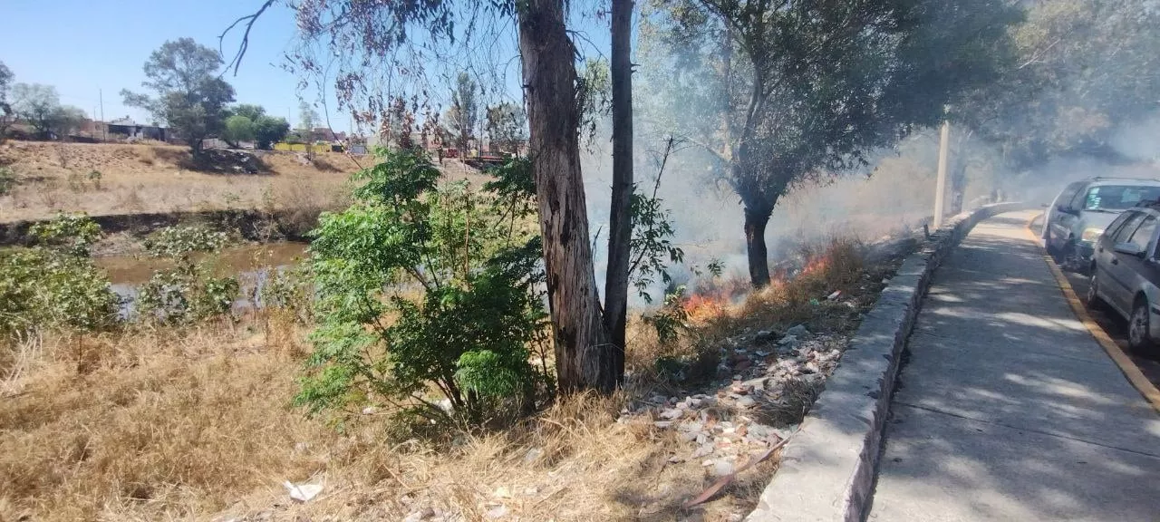 Queman pastizales junto a primaria en Salamanca y humo invade salones