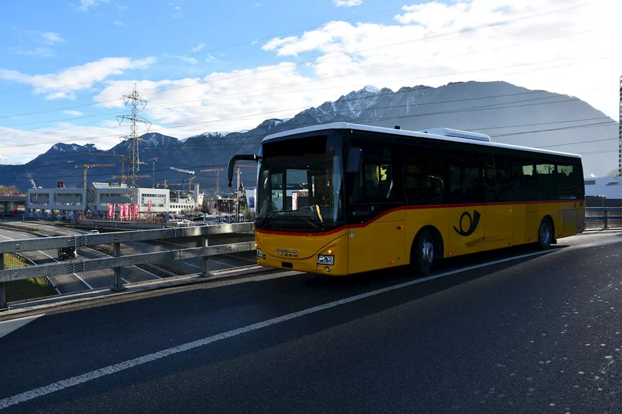 Stadt Chur: Verkehrsunfall – Rentnerin (70) im Kreisverkehr touchiert Postauto