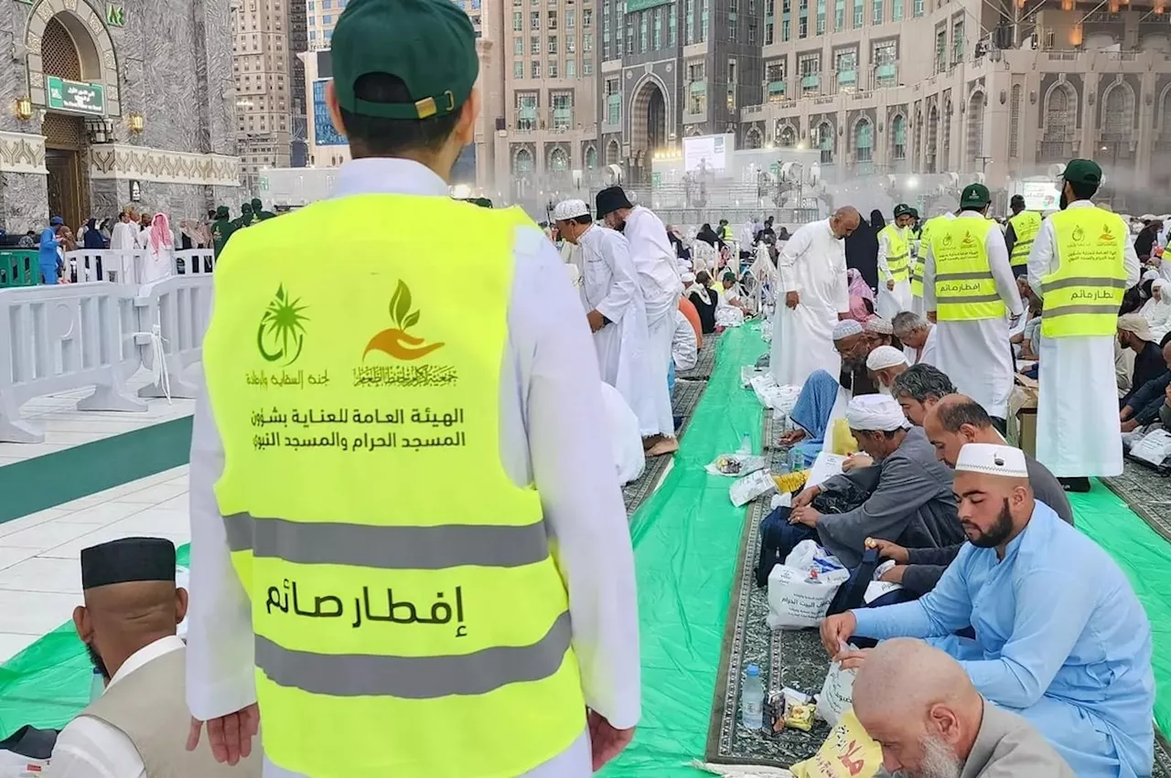 بالصور .. توافد جموع الصائمين إلى موائد الإفطار بالمسجد الحرام في أول أيام رمضان