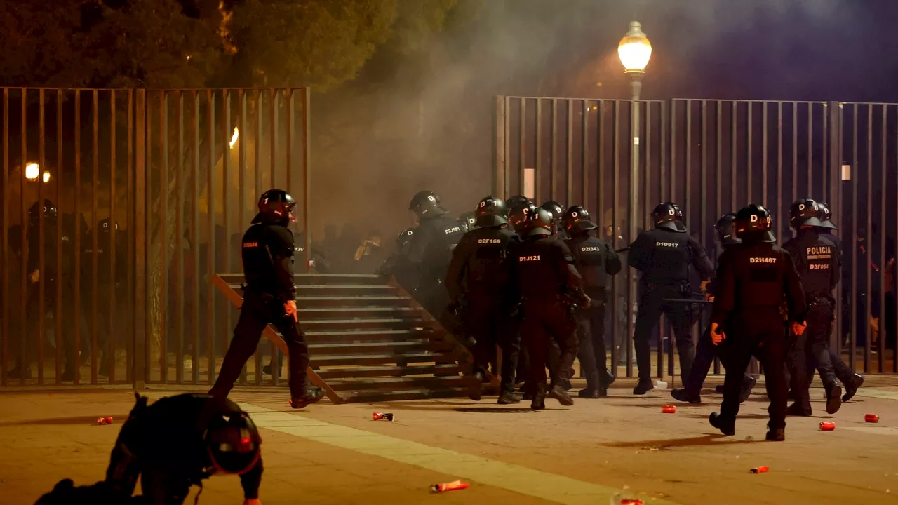 Radicales del Barcelona provocan incidentes en los exteriores de Montjuic y dejan a un mosso herido