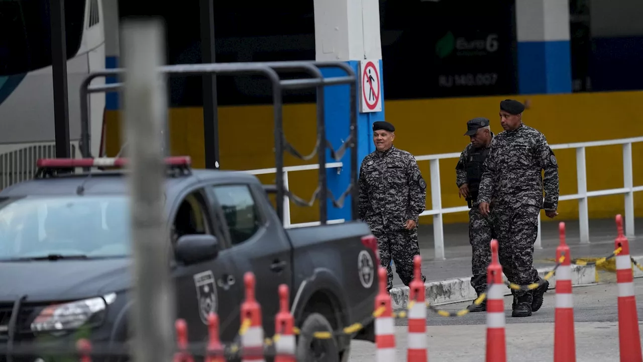 Several people are being held hostage in a bus in Rio de Janeiro