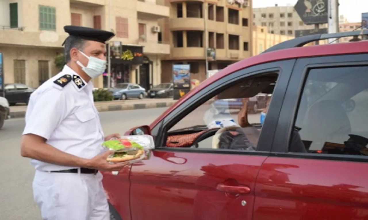 تحت رعاية الرئيس.. الداخلية توزع وجبات الإفطار على الصائمين بالقاهرة والجيزة