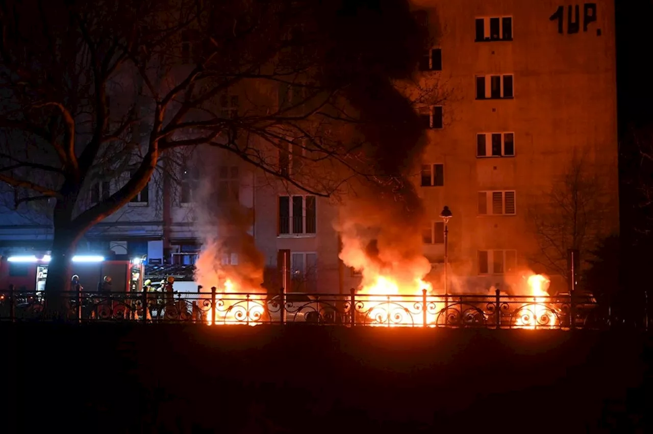 Miles-Fahrzeuge am Planufer in Berlin-Kreuzberg in Flammen