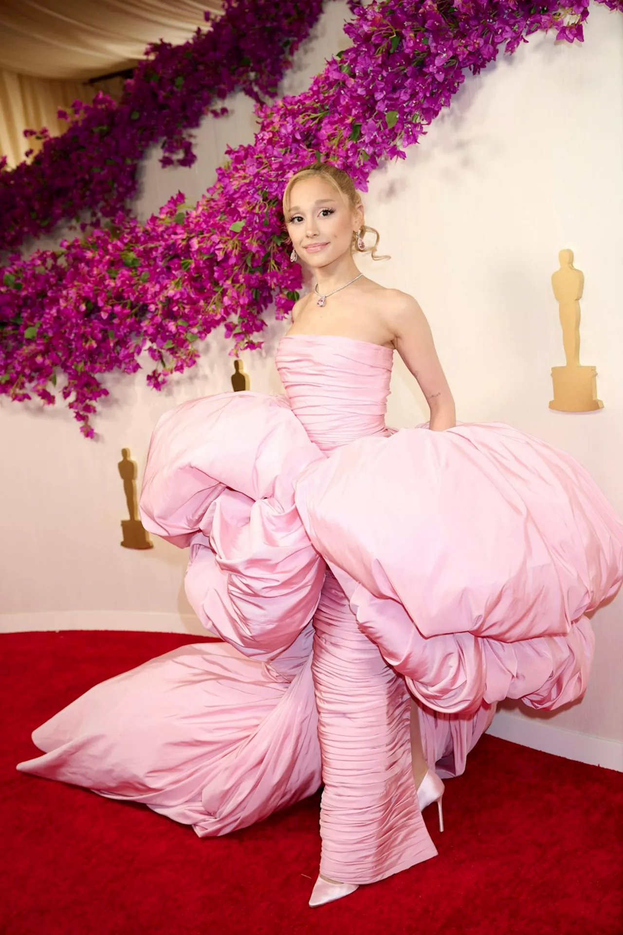 Tops und Flops der Oscars: Sandra Hüller als Siegesgöttin, Ariana Grande im Kopfkissen-Kleid