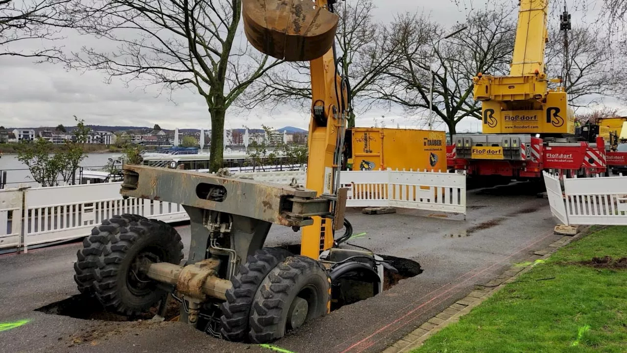 Bagger-Unglück in Bonn: Bagger sackt in Loch ein