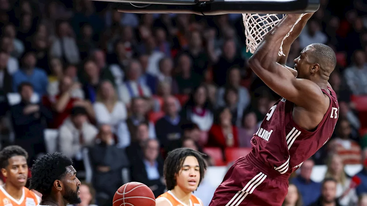 Serge Ibaka im Trikot des FC Bayern München