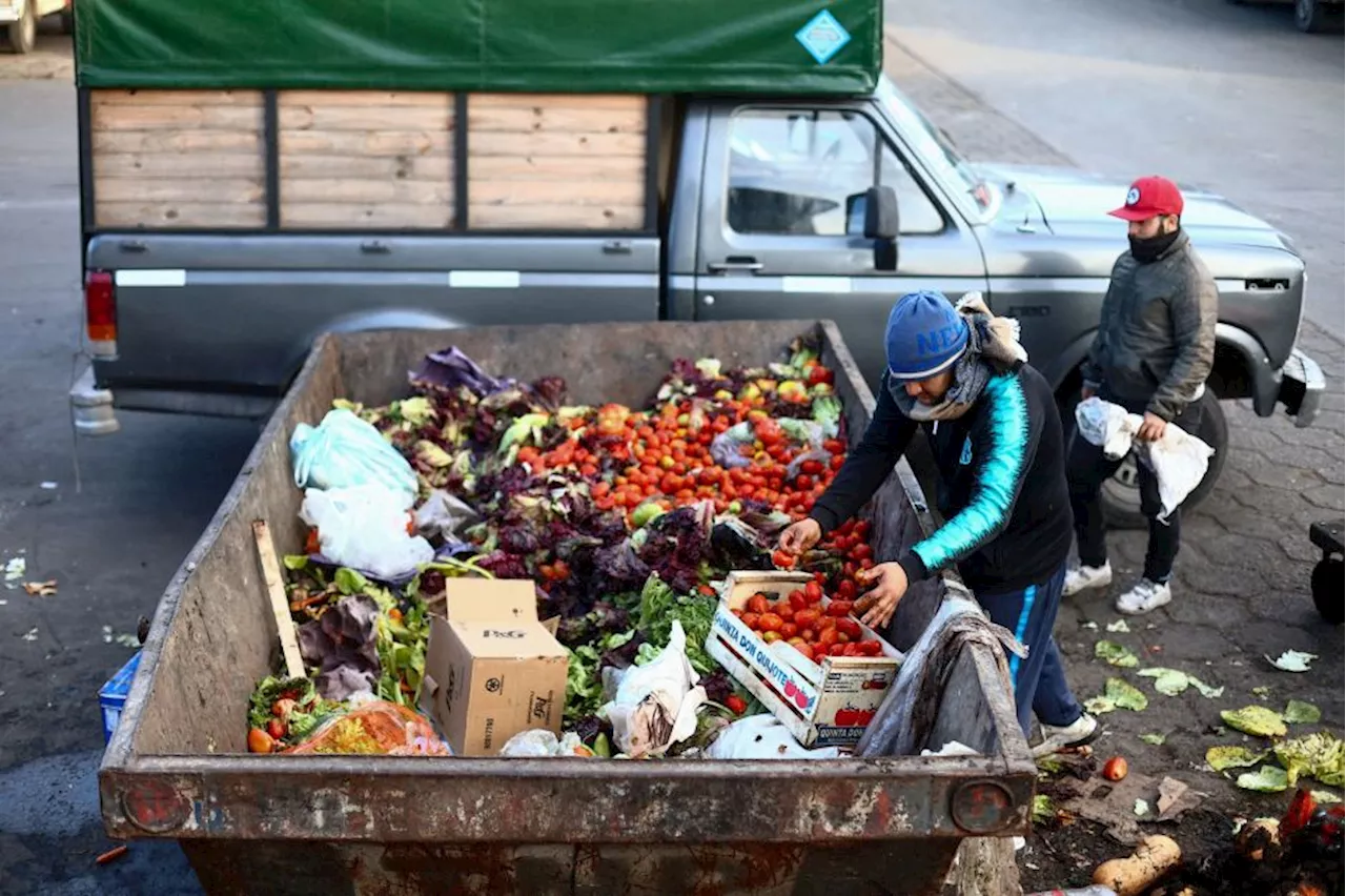 Argentinos buscam alimentos descartados para sobreviver em meio à alta de preços