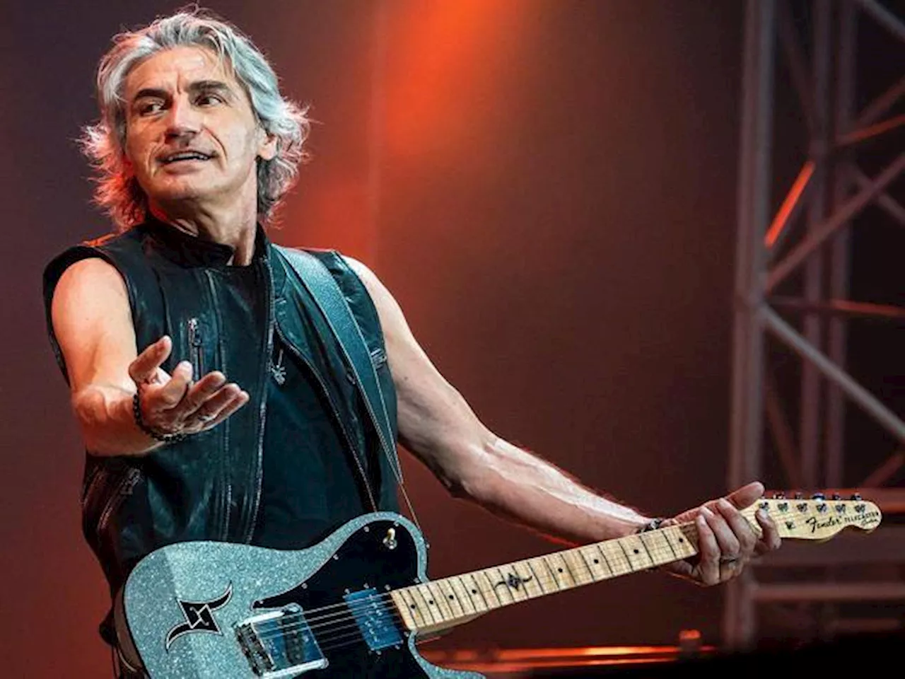 Ligabue compie 64 anni: i lavori prima di dedicarsi alla musica, fu scoperto da Pierangelo Bertoli, 7 segreti