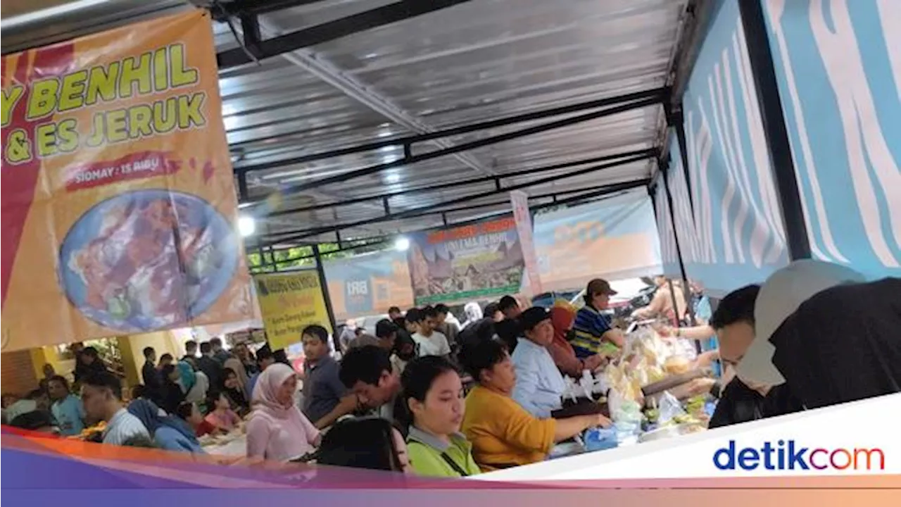 Mengintip Keseruan Warga Berburu Takjil di Pasar Benhil!