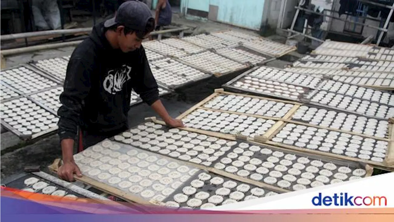 Produksi Kerupuk di Malang Merosot Gegara Bahan Baku Mahal