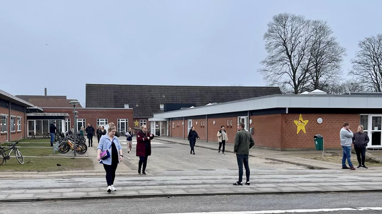 Hvordan taler jeg med mit barn om det tragiske drab? Det spørgsmål stiller flere forældre i Hjallerup sig selv