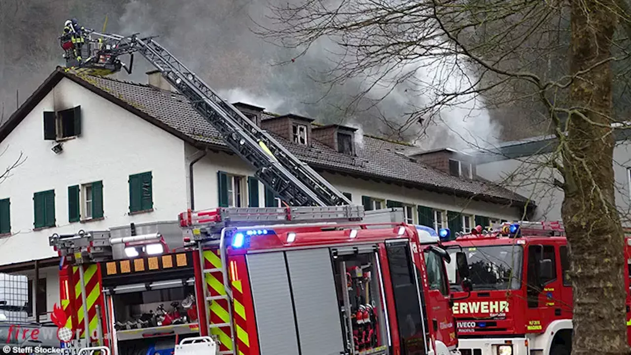 D: Feuerwehr rettet zu reanimierende Person aus Brandwohnung → massiver Rauch in beengtem Zugang herausfordernd