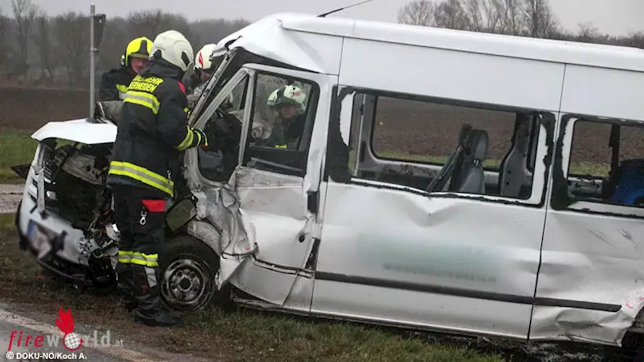 Nö: Überholkollision zwischen Pkw und Kleinbus in Baumgarten an der March → ein Todesopfer, sieben Verletzte