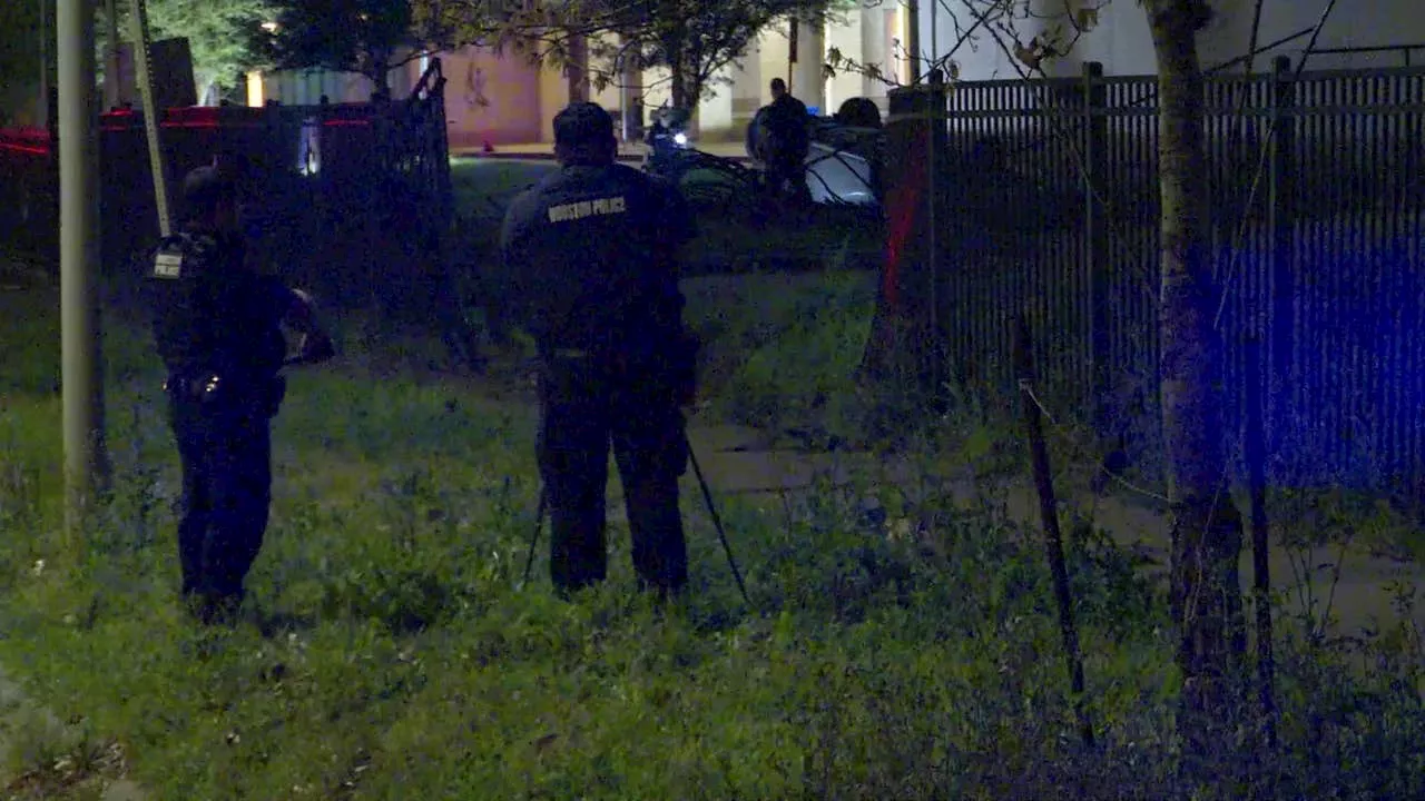 Car crashes into Houston ISD Peck Elementary School fence; driver dead