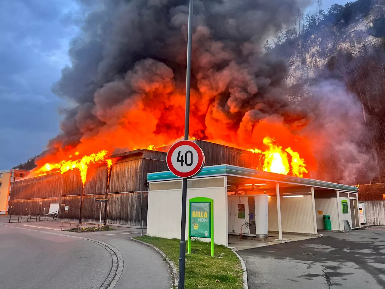 Bauhof geht in Flammen auf – Tankstelle gesperrt