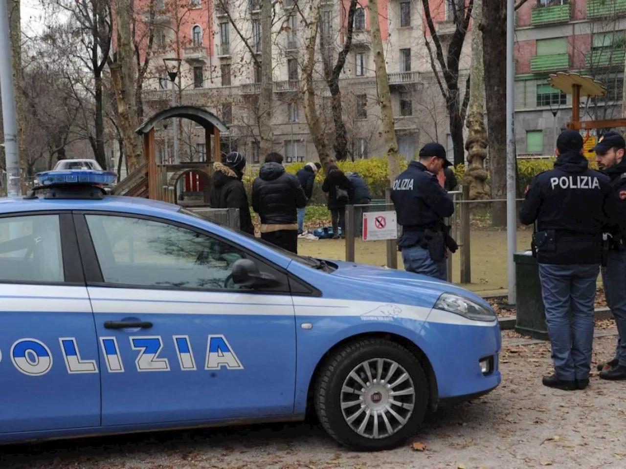 La follia degli stranieri: pestano operai e fuggono dal centro di accoglienza