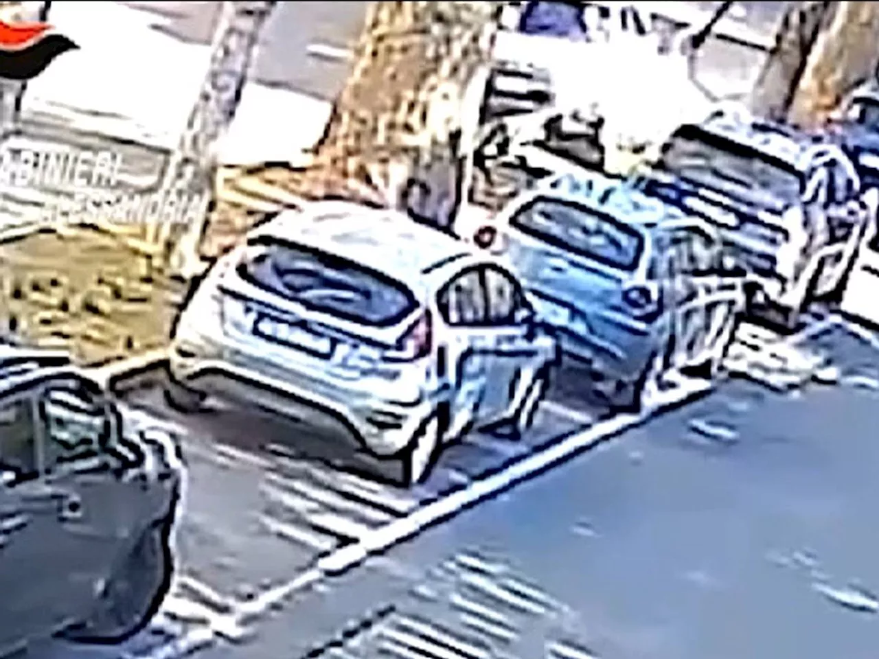 Tenta di investire una donna, poi la pesta in strada. Choc a Novi Ligure
