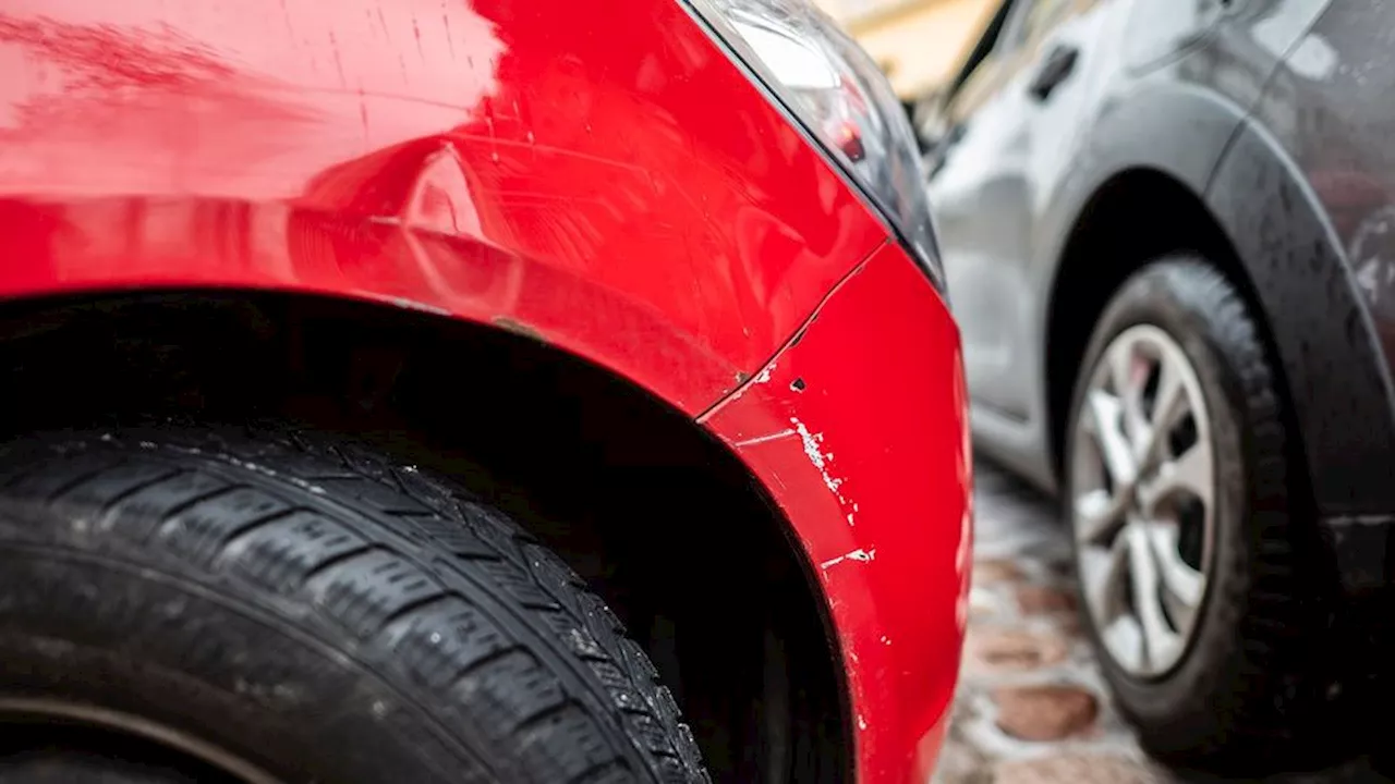 Anger: Unfall am Dorfplatz - Fahrer eines Porsche muss Führerschein abgeben