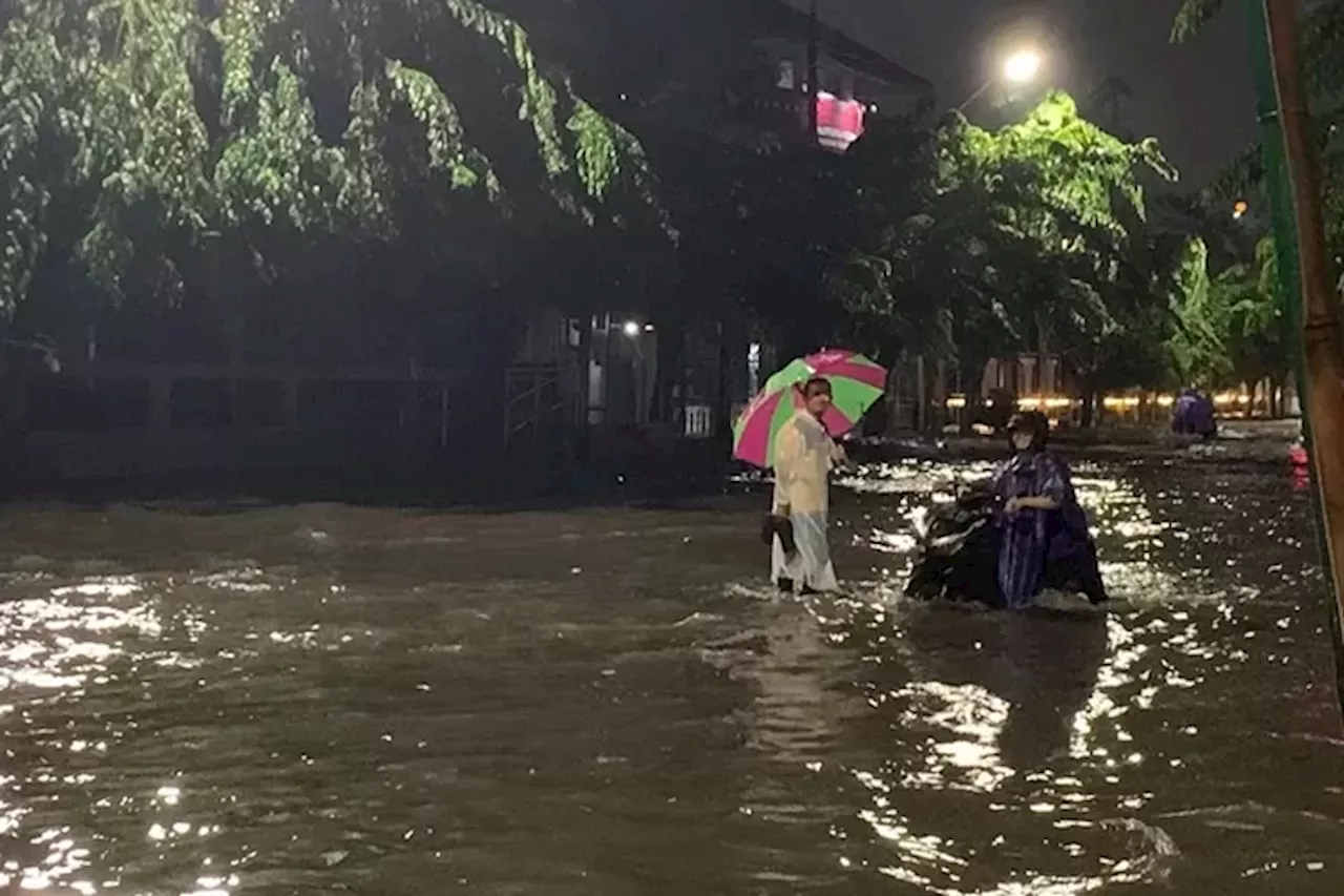 Wilayah Kota Lama Semarang Terendam Banjir, Banyak Motor Mogok