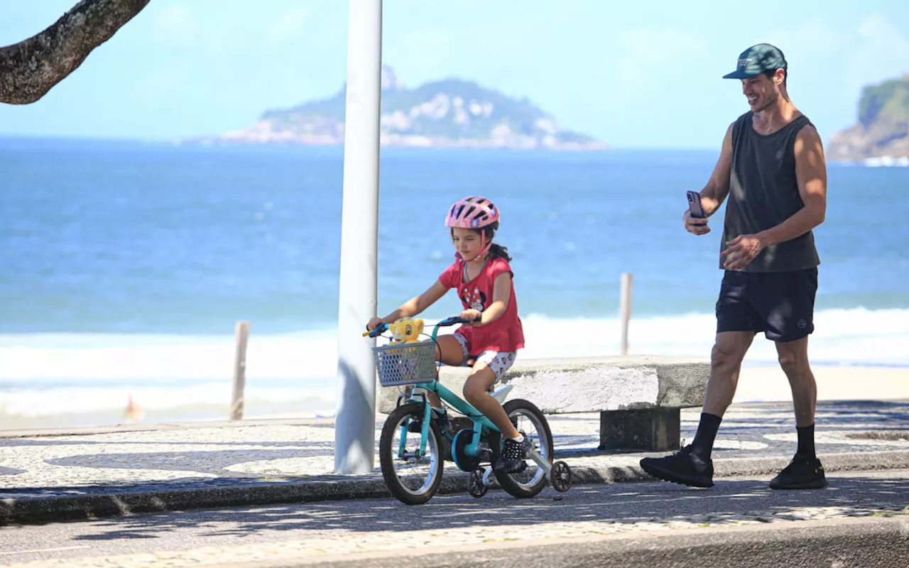 José Loreto fotografa sua filha andando de bicicleta