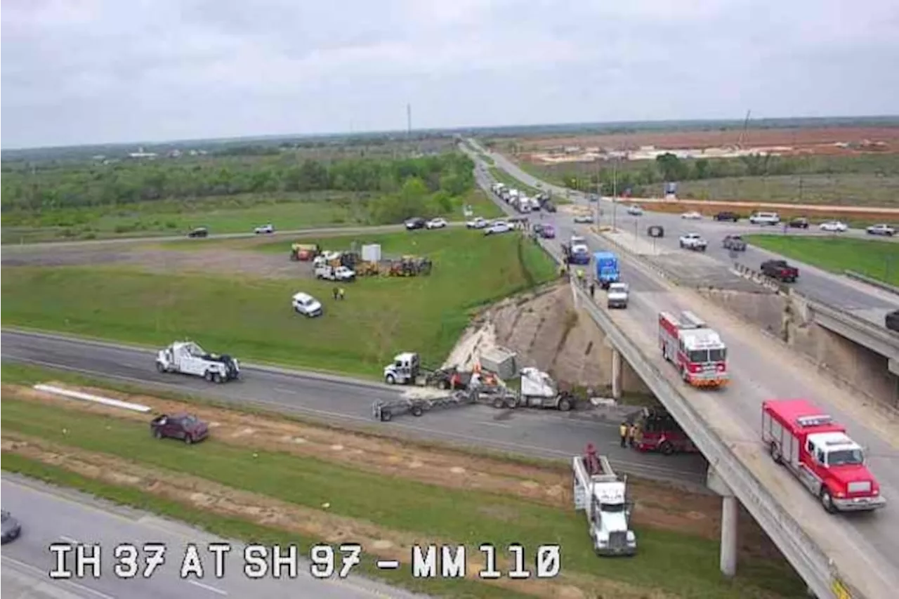 Driver killed in crash with big rig in Atascosa County; I-37 South closed near Pleasanton