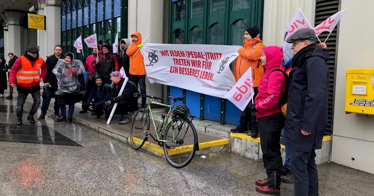 Demo im Regen: Fahrradboten protestierten in Wien in kleiner Runde