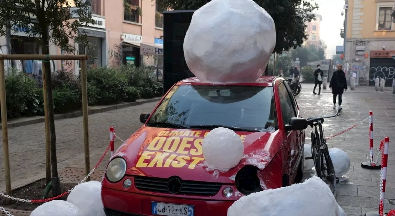 Milano, l'installazione choc sul cambiamento climatico: auto distrutta dalla grandine in via Paolo Sarpi