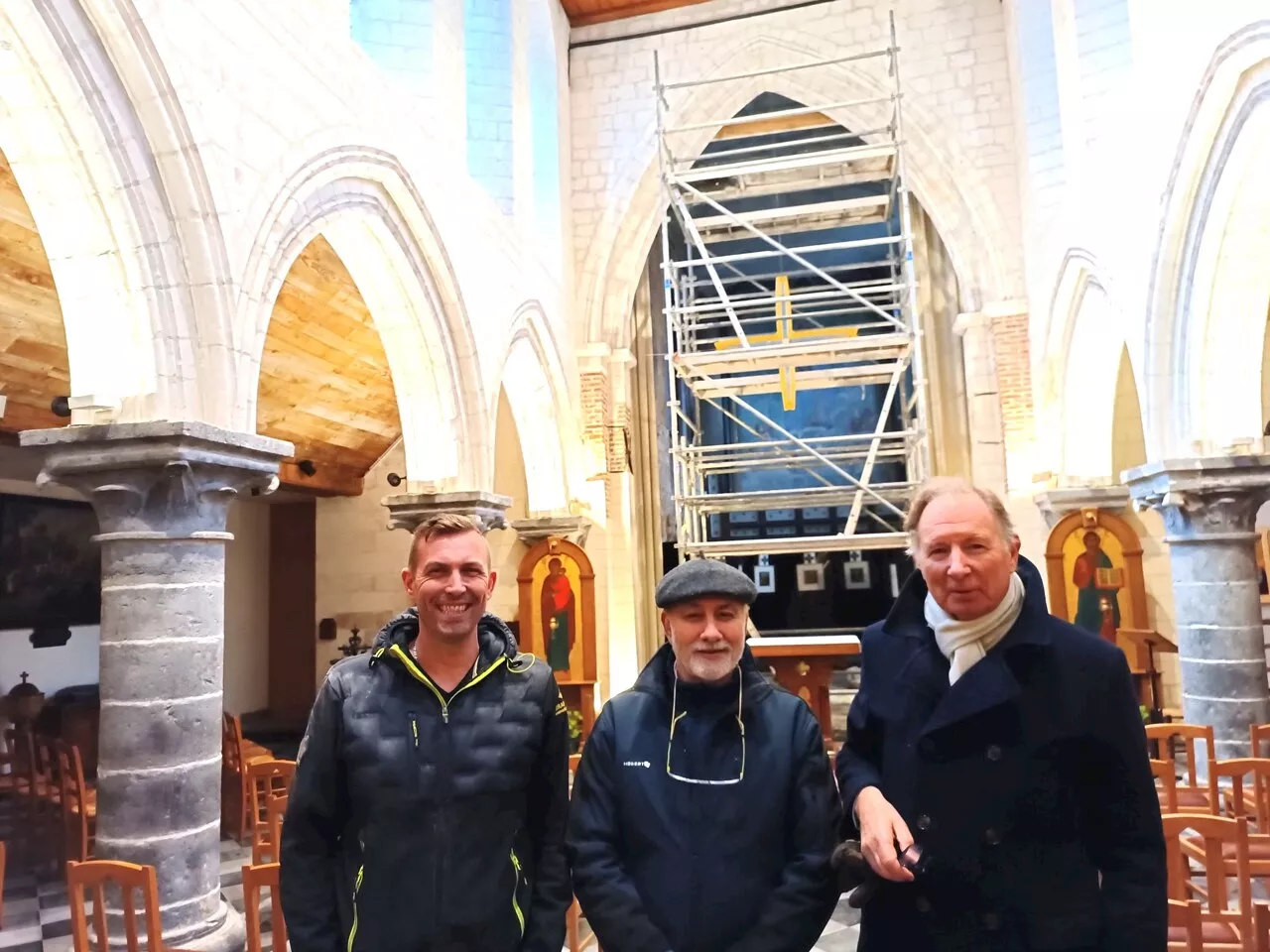 Une nouvelle croix suspendue dans la chapelle Notre-Dame de la Réconciliation à Lille