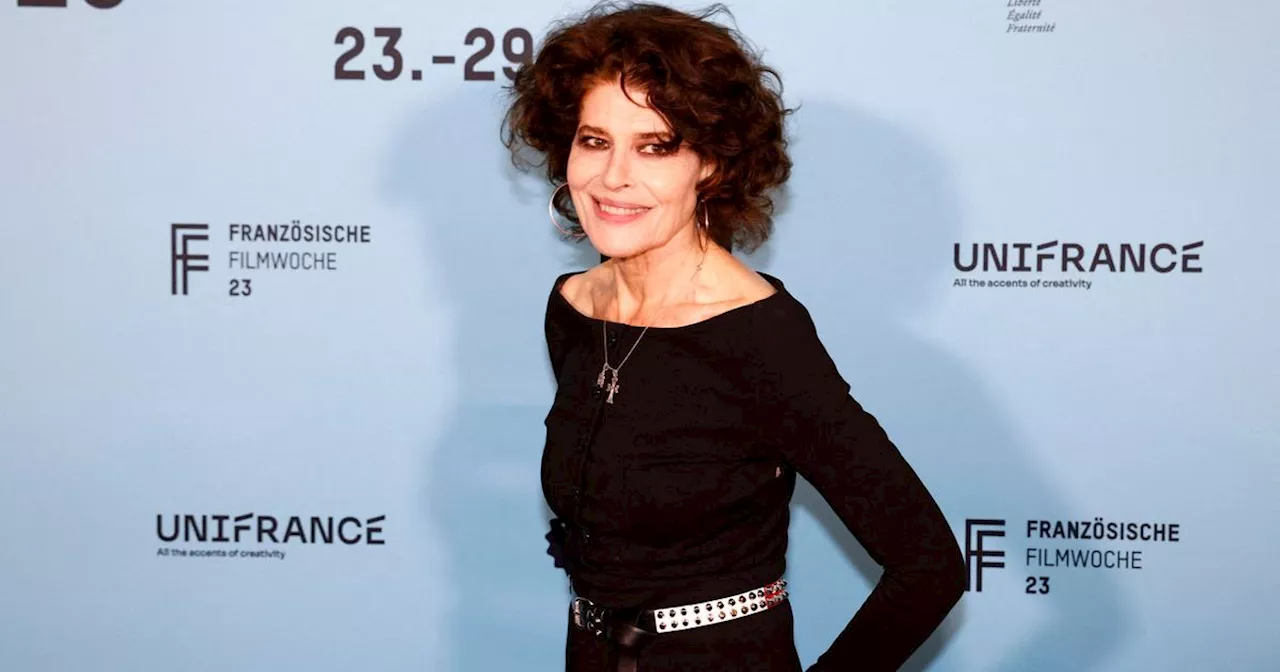 «Je m'en fous» : à 74 ans, Fanny Ardant ne veut pas recourir à la chirurgie esthétique pour «reculer la fin»