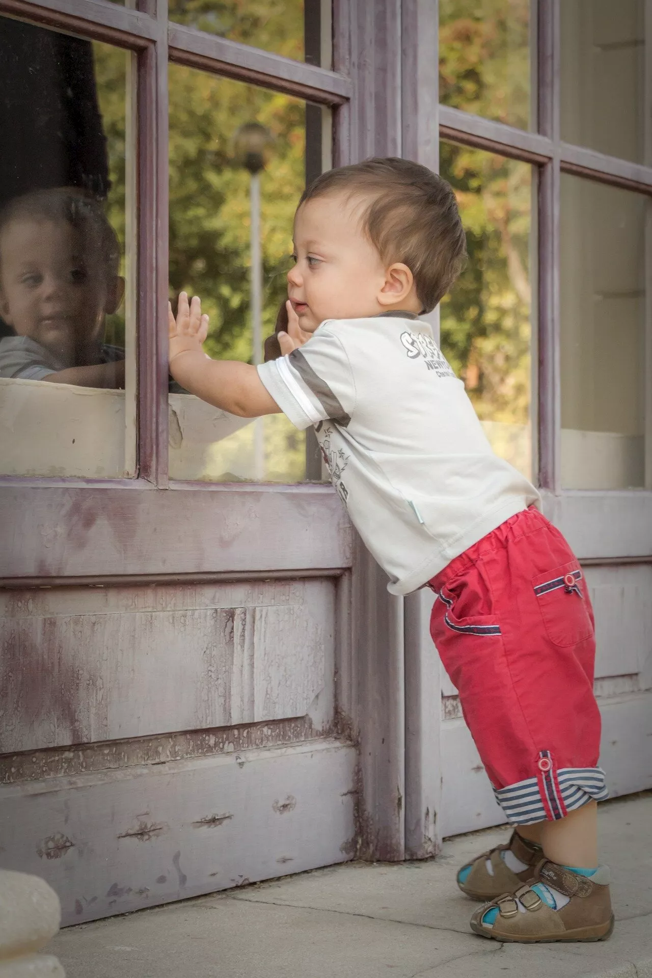 First recognition of self in the mirror is spurred by touch, researchers discover