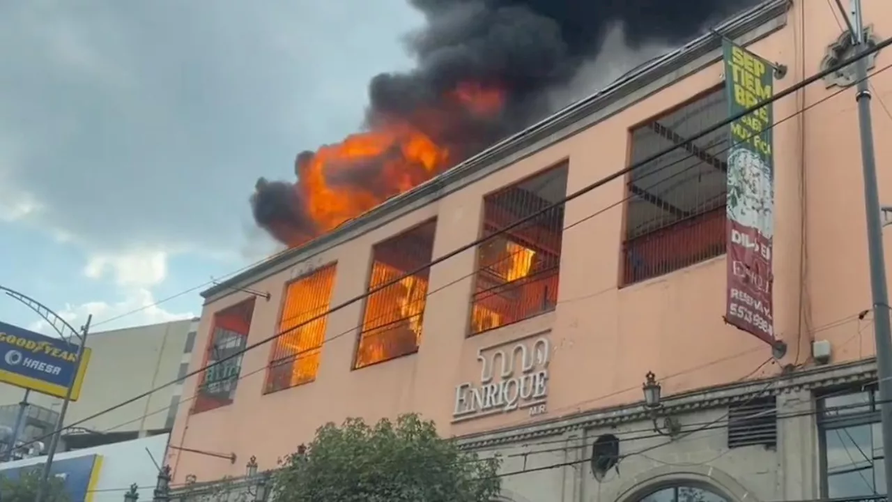 Videos captan fuerte incendio en el Restaurante Enrique