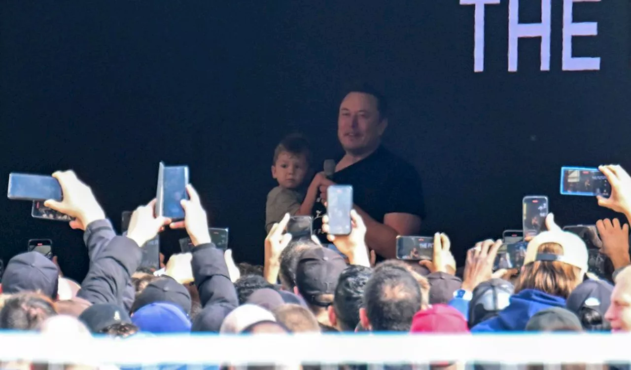 Nach Brandanschlag: Elon Musk besucht seine „Gigafactory“ in Grünheide