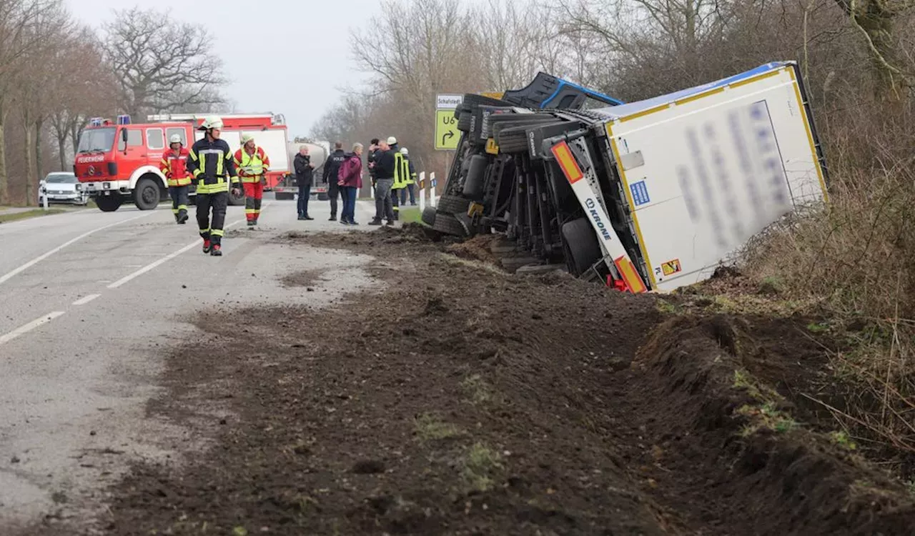 Unfall Auf Bundesstraße Im Norden: Lkw Fährt In Straßengraben Und Kippt ...