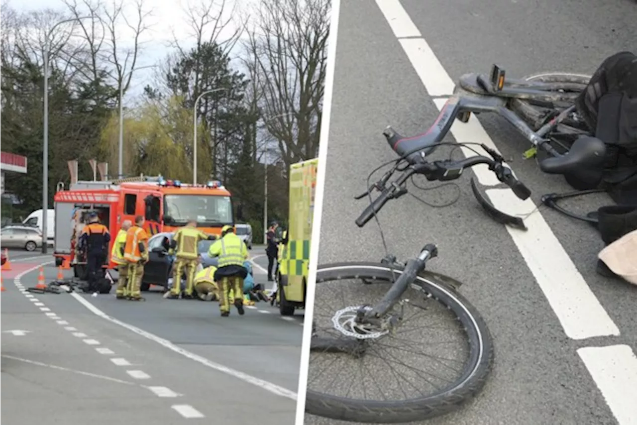 Fietsster zwaargewond bij aanrijding met auto: dokter die toevallig passeerde dient eerste hulp toe