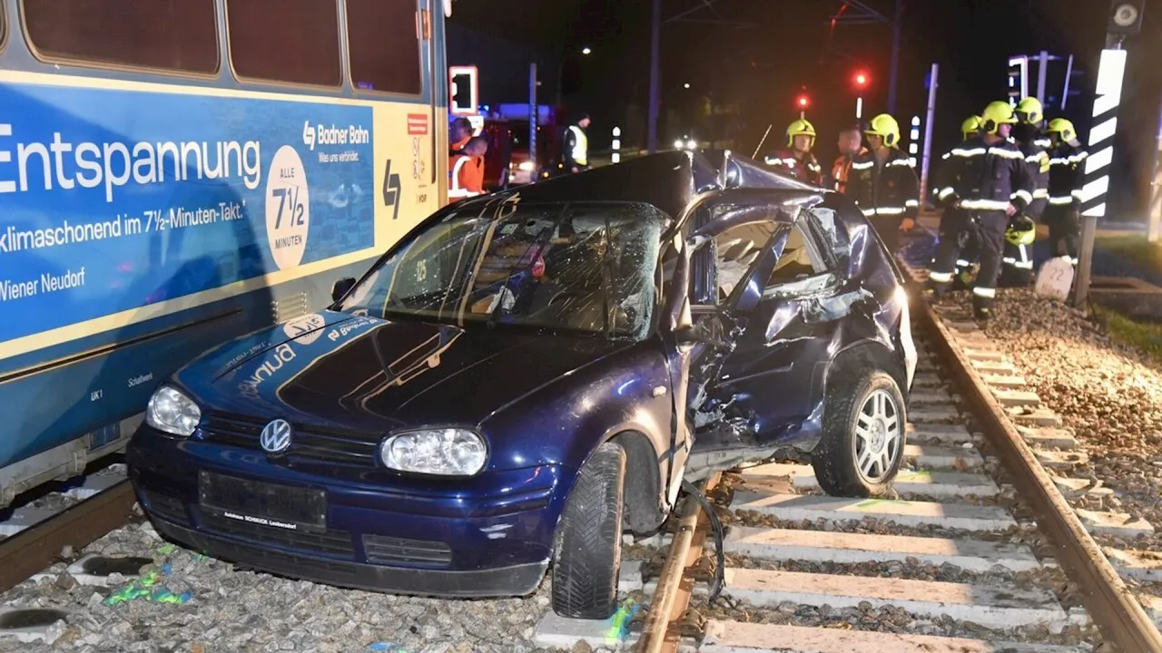 Pkw kollidierte mit Badner Bahn: Drei Verletzte!