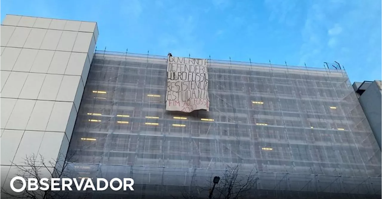 Elementos da Greve Climática Estudantil colocaram faixa no topo do edifício do Banco de Portugal