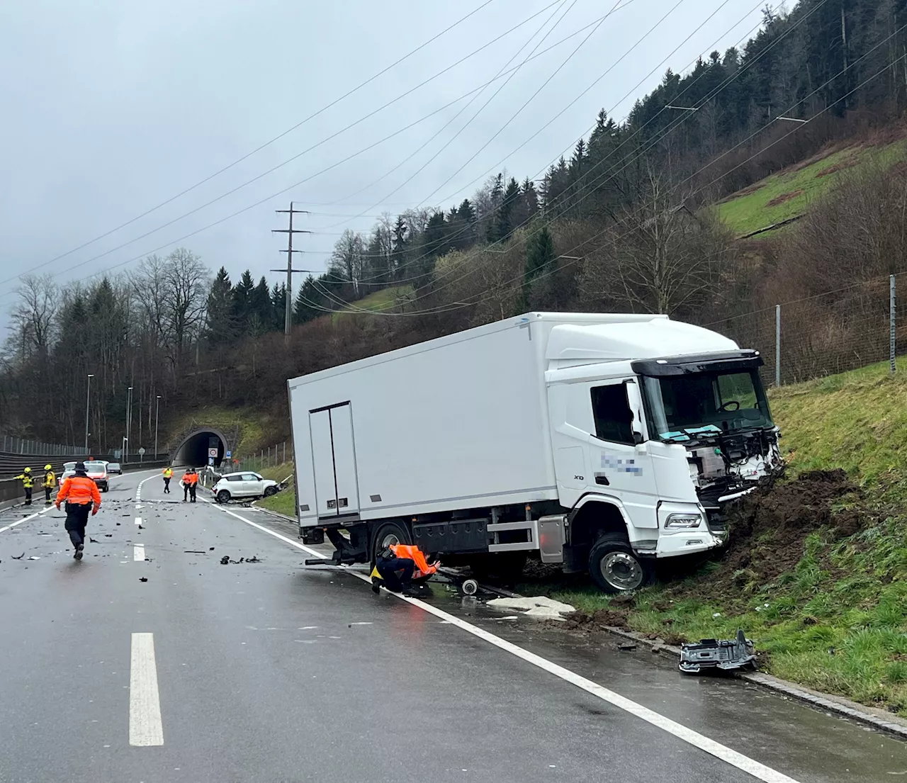 Wattwil SG: Autofahrerin (†43) stirbt bei Frontalkollision mit Lastwagen