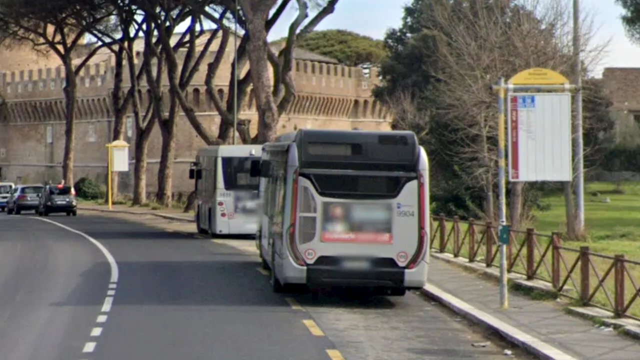 Pretende di salire fuori fermata e blocca la corsa del bus, poi insulta l'autista