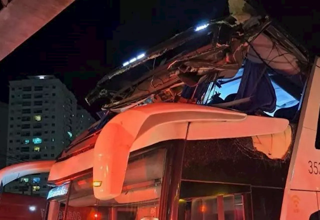 Mulher é projetada para fora depois de ônibus bater em viaduto de SC