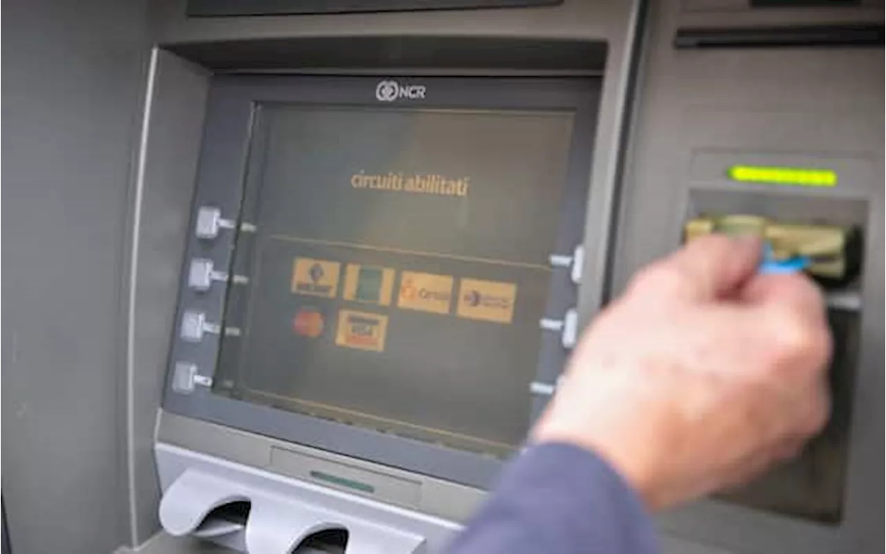 Roma, finge di aiutare anziana al bancomat e le ruba 11mila euro