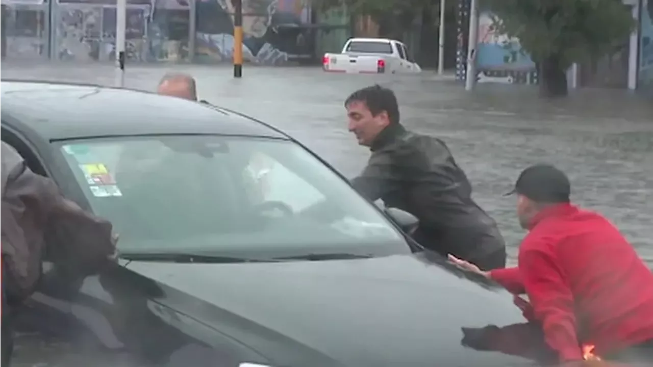 EN VIVO: un periodista de TN ayudó a un hombre que estaba varado con su auto por la tormenta y emocionó a Sergio Lapegüe