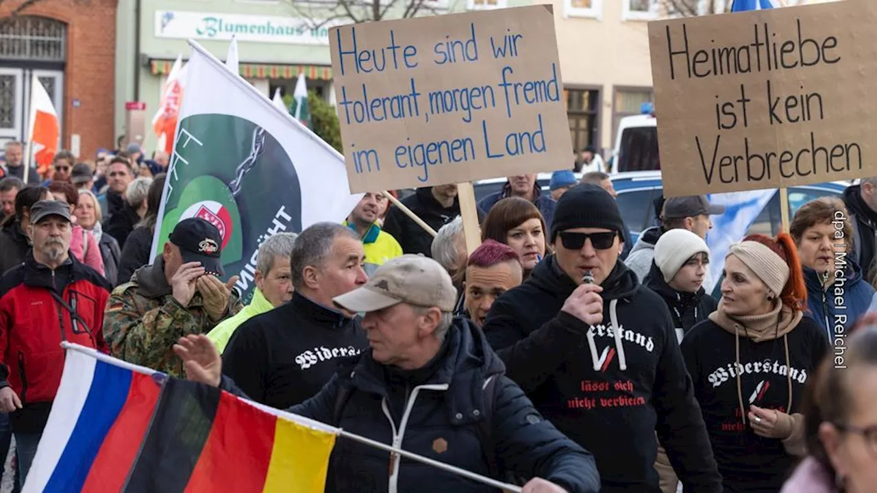 Bauer im Landkreis Cham spritzt Gülle auf syrische Glasfaserarbeiter und beschimpft sie rassistisch