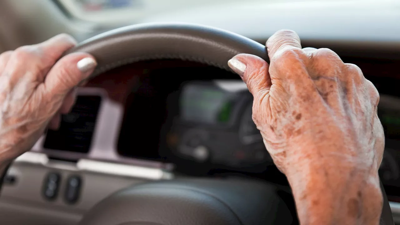 Fermata al volante senza patente a 103 anni: fino a che età si può guidare?