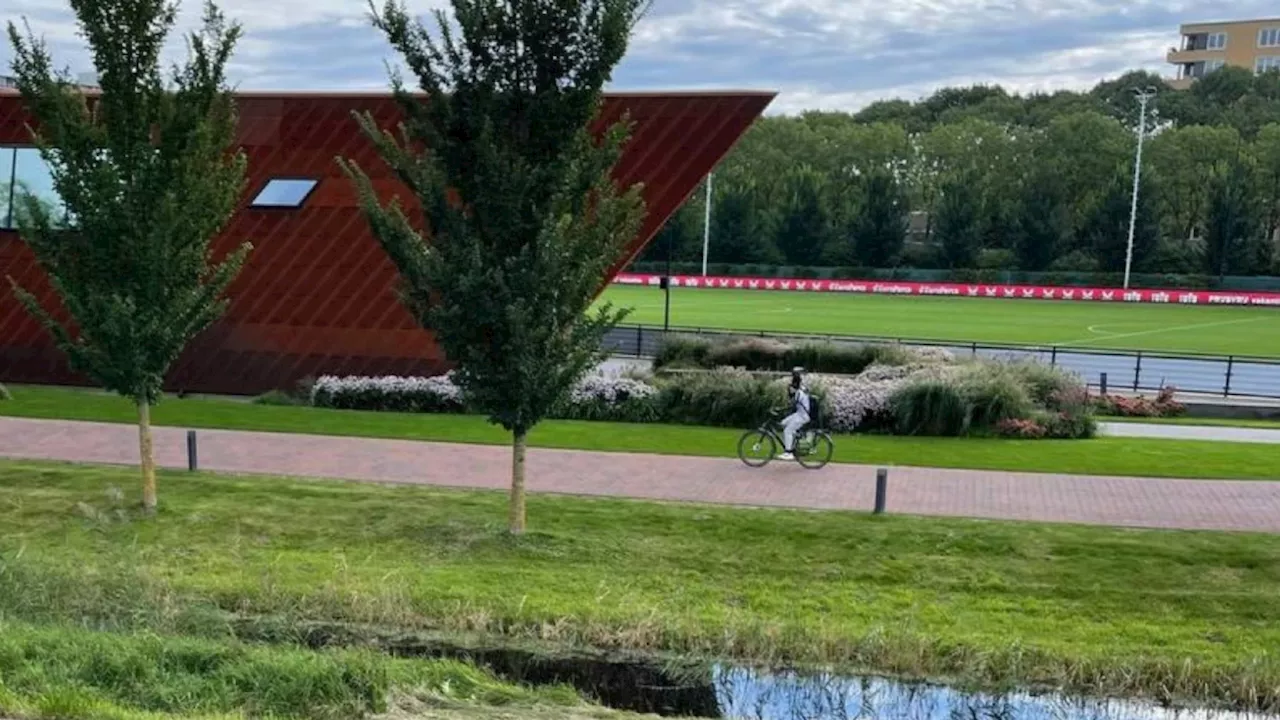 Feyenoord-revelatie fietst heel Rotterdam door: ‘Mijn rijbewijs haal ik dan wel’