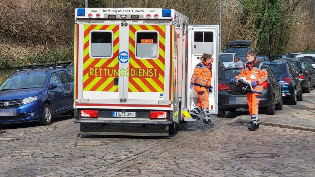 Drama in Lübeck: Baby stürzt in Fluss, Oma springt hinterher