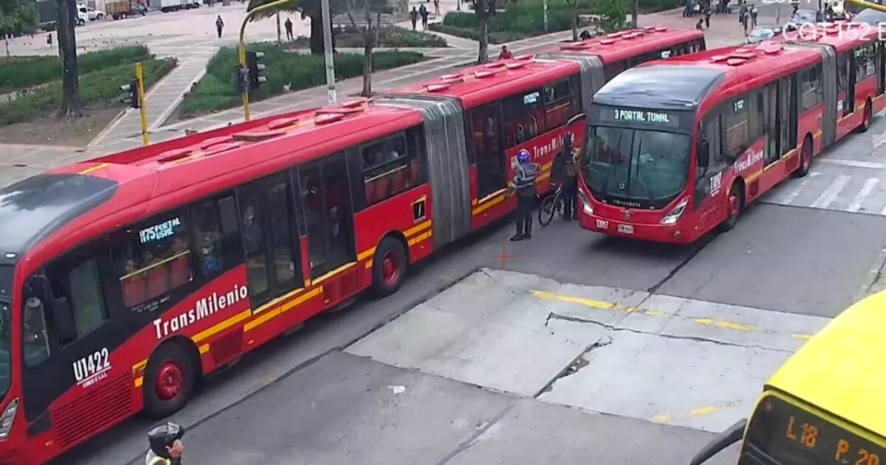 Fuerte accidente en el centro de Bogotá: un articulado de TransMilenio y un peatón involucrados